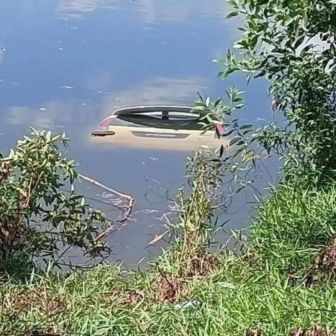 The car crash eventually resulted in the vehicle completely submerged underwater. Image credit: Inforoadblock