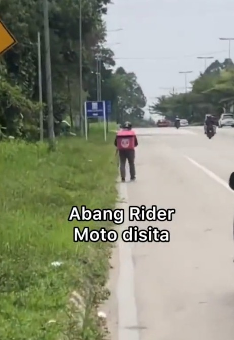 Delivery rider forced to walk after his motorbike was seized. Source: Aisar Khaled (TikTok)